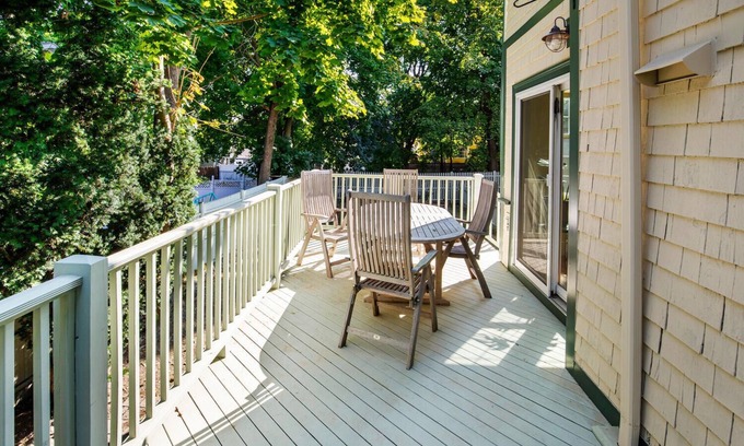 Watertown Condo | Beautiful 2-bedroom with parking close to Cambridge/Watertown line