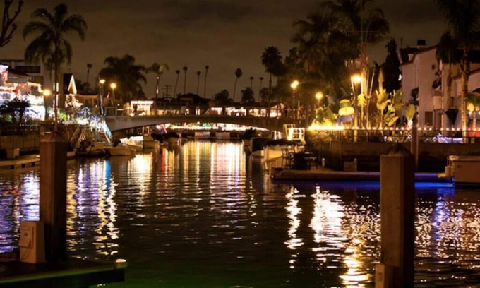 Naples House | Beautiful 2 Story Right by the Canals & Ocean View Belmont Shore With Spa