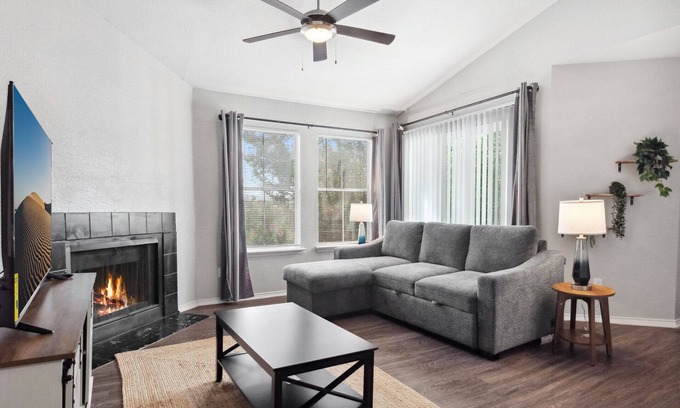 Coronado Hills Apartment | Beautiful 2BD/2BA in University Hills 8653