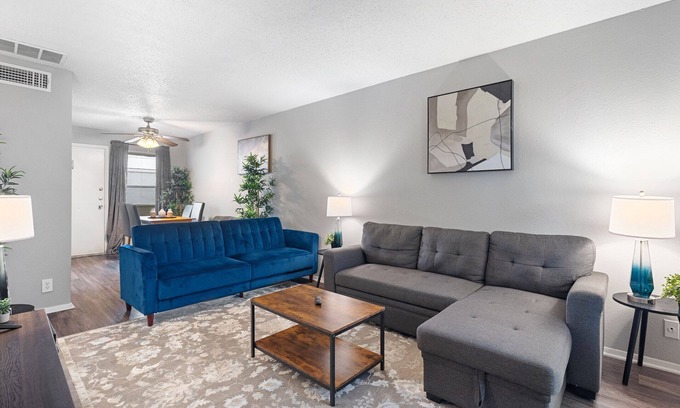 Hancock Apartment | Beautiful 2BR/1BA in Hydepark 3687