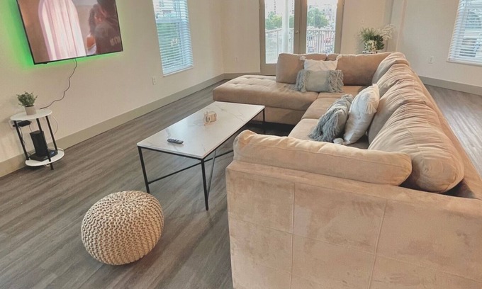 Chatham-Arch Apartment | Beautiful 2BR city view loft