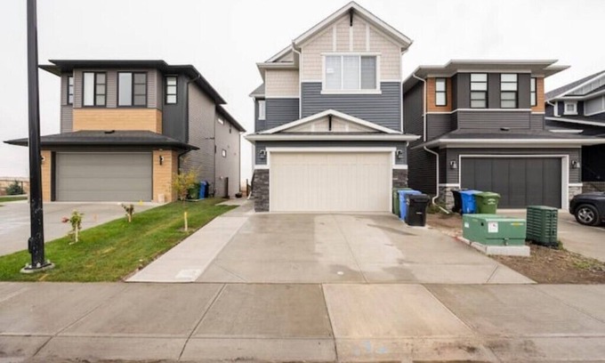 Calgary House | Beautiful 2BR walkout suite - Mins to YYC Airportn