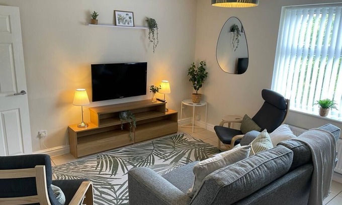 Huyton Apartment | Beautiful 3 Bed, 2 Bath Apartment in Liverpool, Sleeps 7