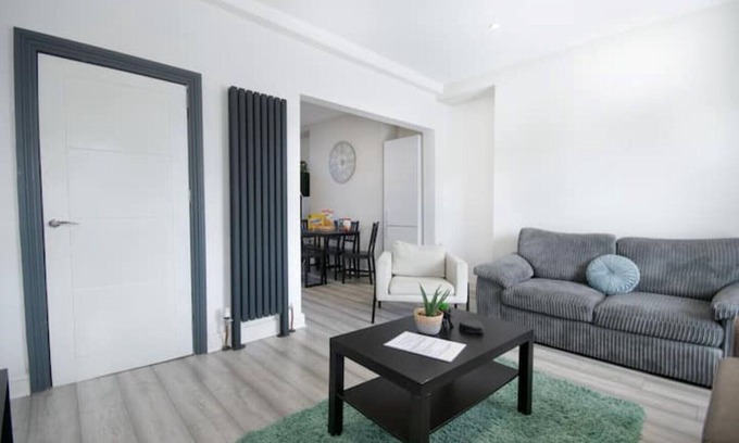 Castle Apartment | Beautiful 3-bed apartment by beach & town centre!