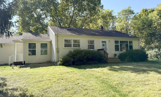 Bath House | Beautiful 3-bedroom house close to MSU and Downtown Lansing