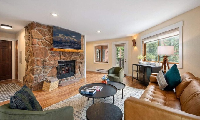 Old Town Condo | Beautiful 3 bedroom, pet friendly, magnificent river views, walk to WP resort