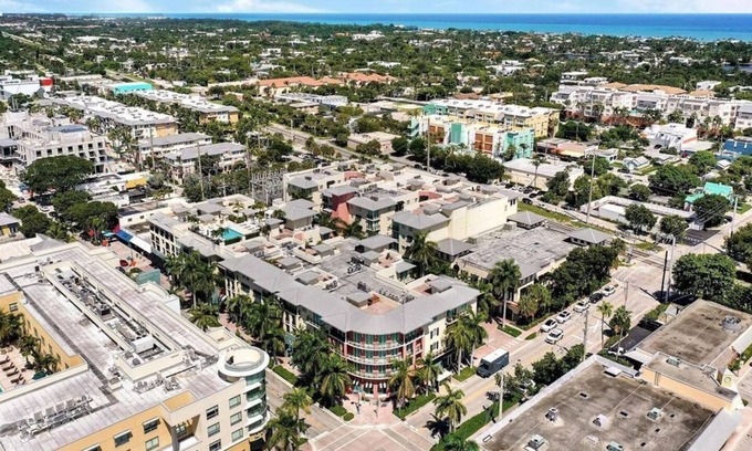 Pineapple Grove Arts District Condo | Beautiful 3 Br. Condo (230336) by Houzlet