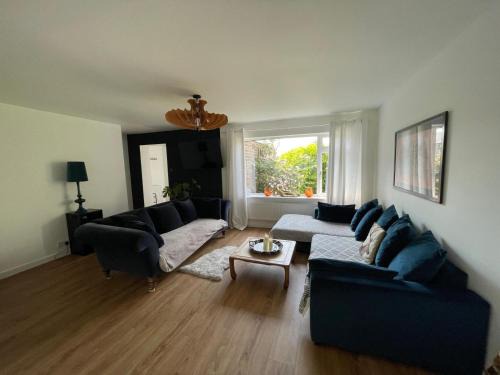 Brampton House | Beautiful 3 Double Bedroom Home-Cambridge Village Location