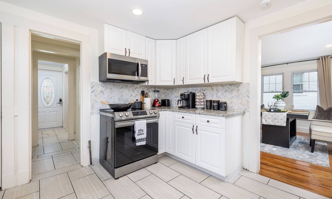 West Hartford House | Beautiful 3BR, Rare Find, Clean & Guest Favorite