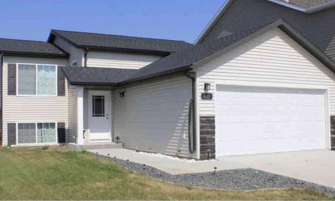 Fargo House | Beautiful 4 bdrm/2 bath