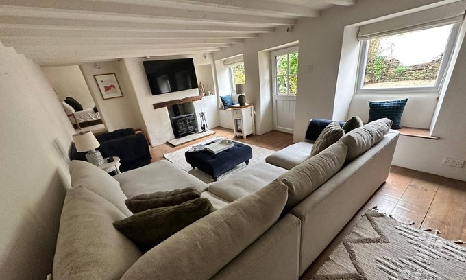 Leafield Cottage | Beautiful 4-Bed Cottage in Heart of the Cotswolds