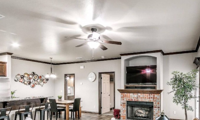 Central Oklahoma City House | Beautiful 4 Bed House With King Bed & HOA Park