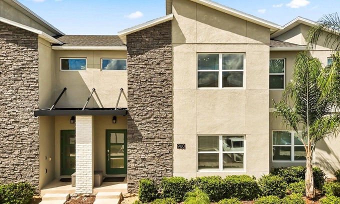 Four Corners House | Beautiful 4 Bed Town Home with Splash Pool-960LS