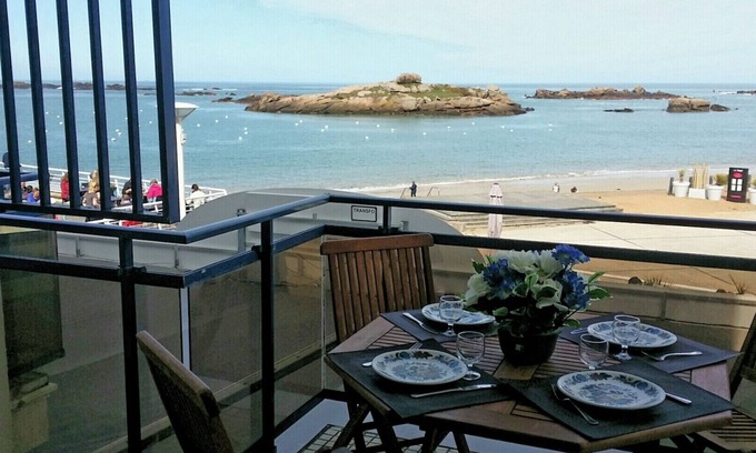Tregastel Apartment | Beautiful 4-person apartment* on the beach Superb sea view