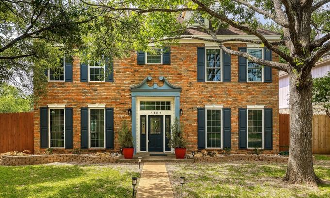 Shady Hollow House | Beautiful 4bdr with pool in South Austin