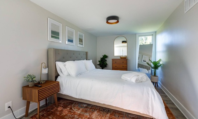 Salem House | Beautiful 4BR/3BA Farmhouse Escape W/Jacuzzi!