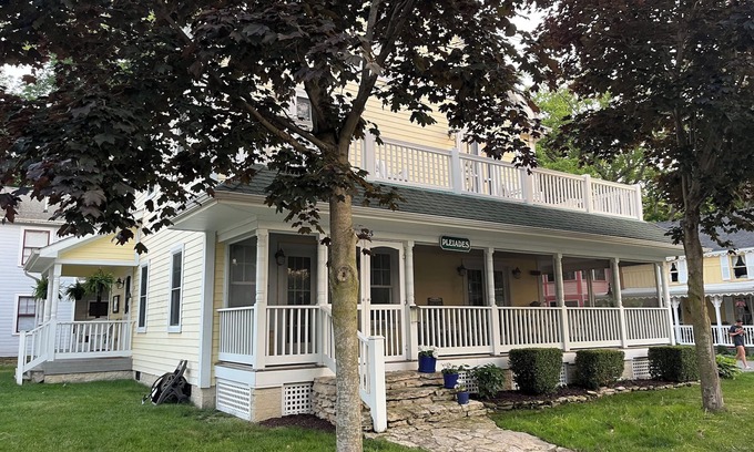 Lakeside House | Beautiful 5-bedroom house with AC in Lakeside