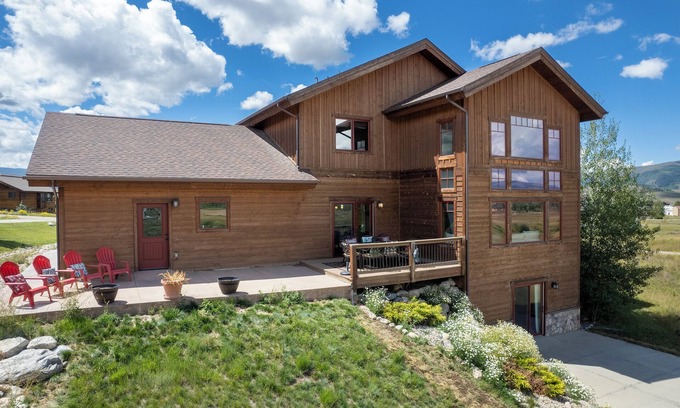 Granby House | Beautiful 6 BDR in Heart of the Rockies, Ski, Hot Tub, Rocky Mtn National Park!