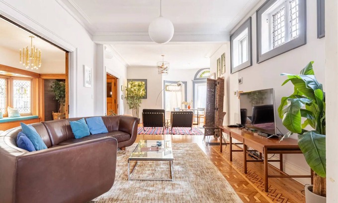 Uptown House | Beautiful 6BR mansion, 4 parking spots, sleeps 21! Walk to Wrigley & the lake!