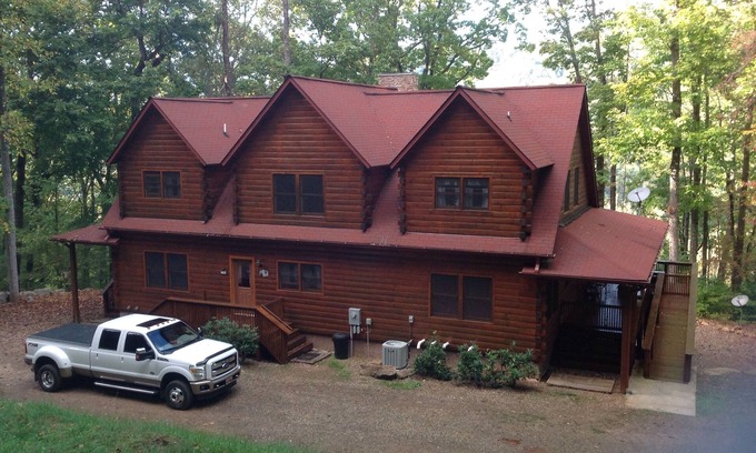 Franklin Cabin | 'Beautiful 7 BR 5 Bath Log Home with a game room, Hot Tub, and Starlink internet