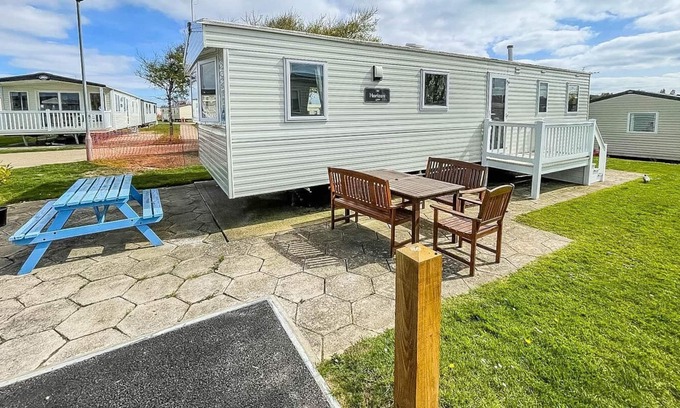 Hopton on Sea House | Beautiful 8 berth caravan for hire at Hopton Haven Park in Norfolk ref 80087G
