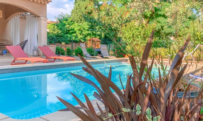 Castelnau-Valence Apartment | Beautiful, air-conditioned vacation apartment with shared pool.