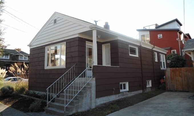 Alki Cottage | BEAUTIFUL ALKI BEACH COTTAGE 1/2 BLOCK TO BEACH 2 BR + 2 BATH