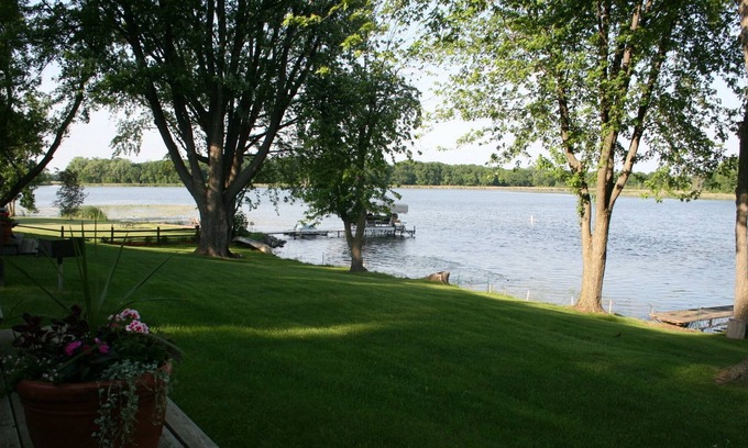 South Haven Cabin | Beautiful and Clean 2 Bedroom Cottage on Clearwater Lake