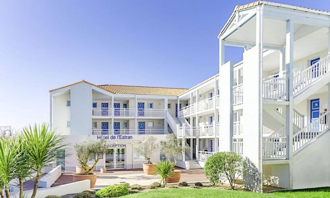Chateau-d'Olonne Apartment | Beautiful apartment for 5 guests with pool, WIFI, TV, terrace and pets allowed