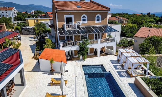 Novi Vinodolski Apartment | Beautiful apartment by the sea, pool and jacuzzi -Traveler Reiseburo Krk - ID2683