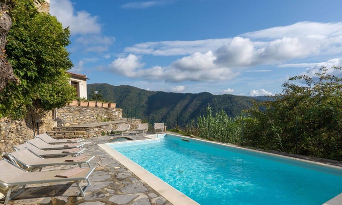 Novelli Apartment | Beautiful apartment for 6 people with pool, WIFI, TV, terrace, pets allowed and panoramic view