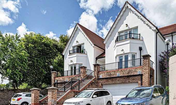 Tenby Apartment | Beautiful apartment for 5 people with pool, WIFI, TV and balcony
