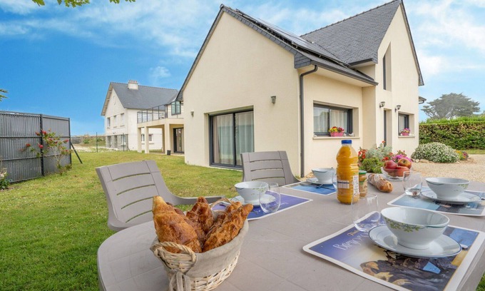 Brignogan-Plage Apartment | Beautiful apartment for 4 people with WIFI, TV and patio