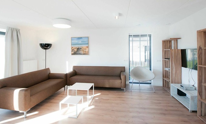 Tholen House | Beautiful apartment in villa for 10 guests with hot tub, WIFI, TV and parking