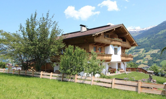 Fuegen Villa | Beautiful apartment in villa for 2 guests with WIFI, TV, terrace, pets allowed and panoramic view