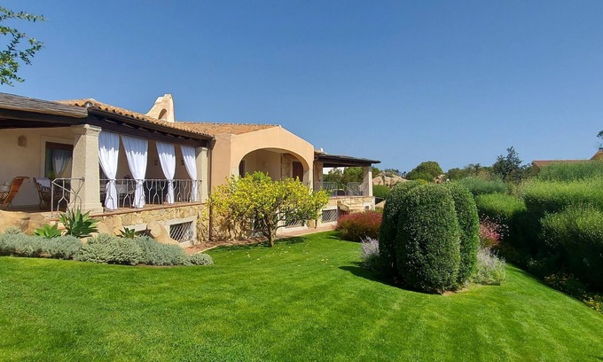 San Teodoro Villa | Beautiful apartment in villa with sea view and manicured garden