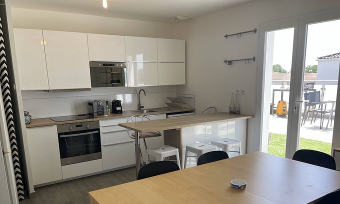 Aimargues Apartment | BEAUTIFUL APARTMENT QUIET CORNER 300 M FROM THE SHOPS