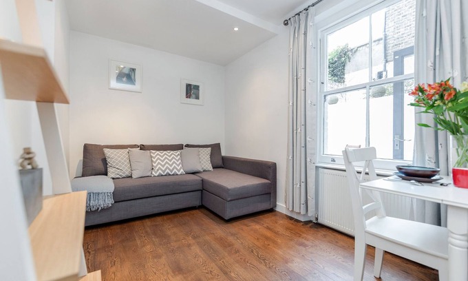 Redcliffe Apartment | Beautiful Apartment with Patio in Chelsea