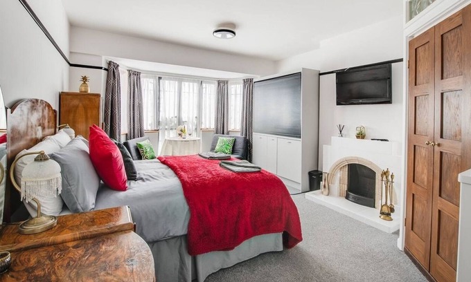 Portsmouth Apartment | Beautiful Art Deco Studio in Central South Sea