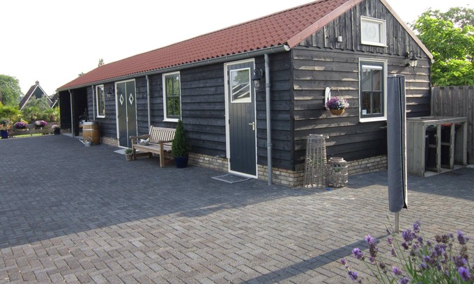 Bovenkarspel Bed & Breakfast | Beautiful b&b/vacation home located on a large garden surrounded by water.