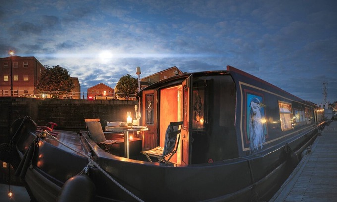 Dursley Boat Rental | Beautiful Barge with No Regrets