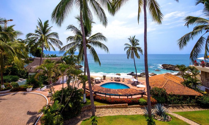 South Shore Hotel Area Condo | BEAUTIFUL BEACHFRONT CONDO 3BD