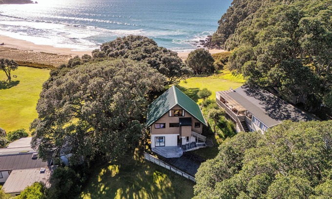 Onemana House | Beautiful Beachfront – Absolute Oceanfront 5BR Timber Home with Stunning Views