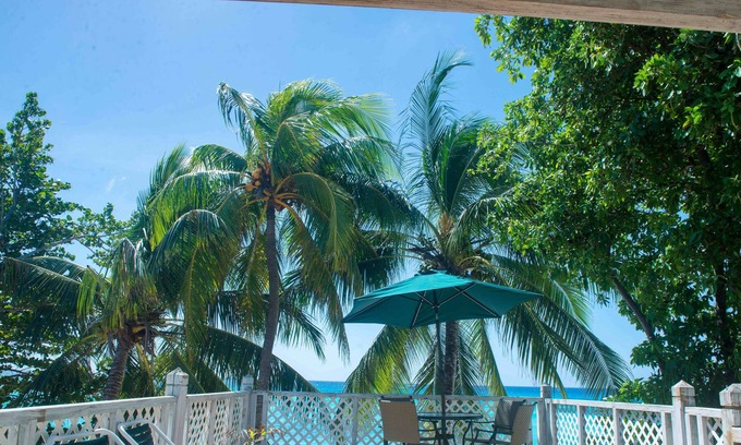Worthing Villa | BEAUTIFUL BEACHFRONT LOCATION! On The Beach Villa, sleeps 8. Villa Benjamin.