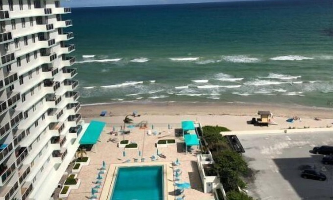 Hollywood South Central Beach Apartment | Beautiful beachfront condo 2-2 split plan with ocean front views. Free Parking