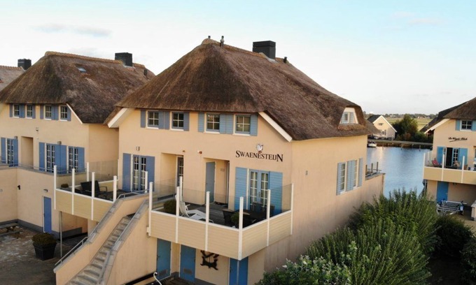 Stavoren House | Beautiful boat villa, 1 canoe, 380V socket for e-car 🏝 HOLIDAY:)