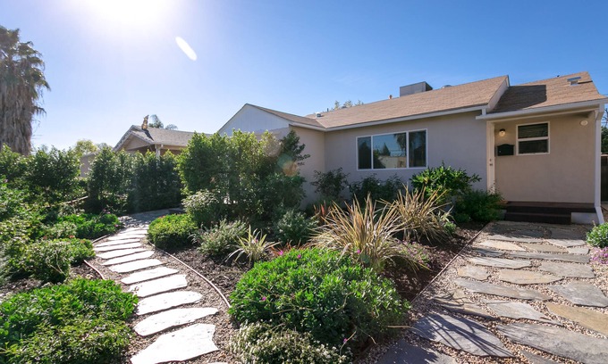 Lake Balboa House | Beautiful, Bright & Charming