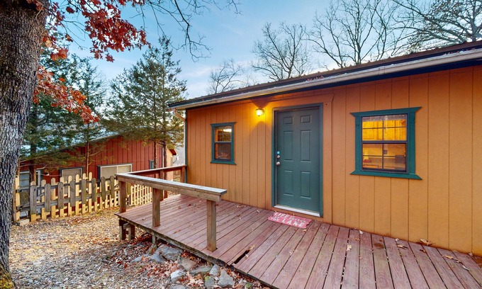 Eureka Springs Cabin | Beautiful cabin in quiet location with lake views, firepit, grill, washer/dryer