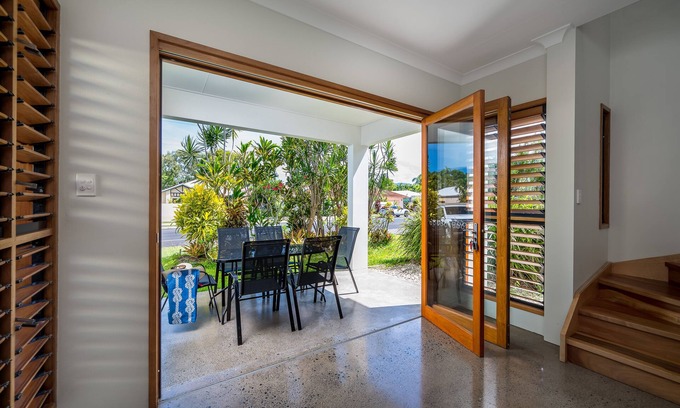 Palm Cove House | Beautiful Cedar Family Getaway Villa - 5 min walk from beach!