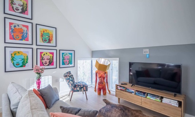 Cambridge Apartment | Beautiful Central Apt - With Parking!